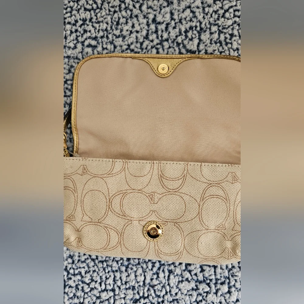 Coach wristlet bag. - Picture 9 of 9